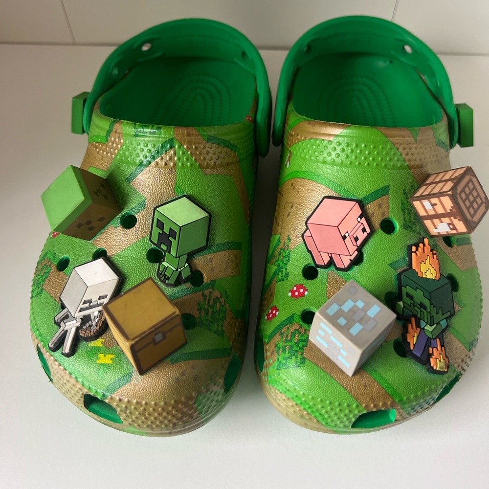 Crocs Elevated Minecraft Classic Clog Green Kids Size J1